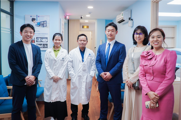 Sau khi tham quan cơ sở vật chất và trò chuyện cùng các bác sĩ Bernard, Nghị sĩ Nakano (áo vest xanh đứng giữa) ngỏ ý tạo điều kiện để bác sĩ Bernard sang tỉnh Ehime trao đổi kinh nghiệm và thực hành lâm sàng cùng bác sĩ Nhật Bản.