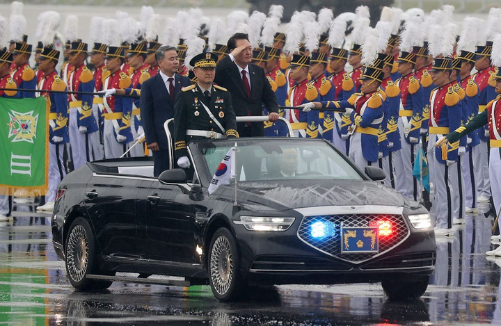 Cũng giống như VF 8 mui trần, chiếc xe của Hàn Quốc đã được bỏ mui kín, hàng ghế sau và bổ sung thanh ngang làm điểm tì tay. (Ảnh: Yonhap)