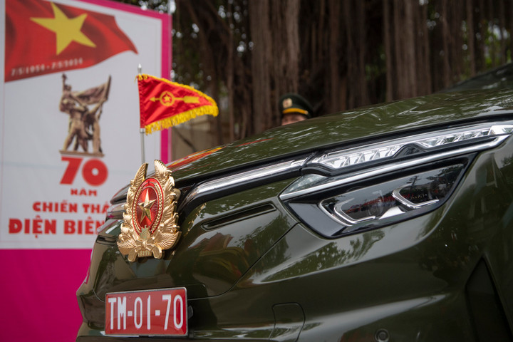 Vị trí đặt logo xe được thay thế bằng Quân hiệu của Quân đội nhân dân Việt Nam.