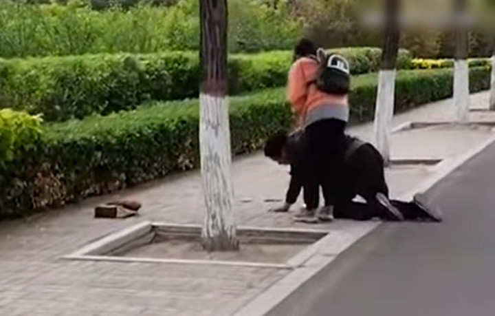 Không có tiền mua iPhone cho con gái, bố quỳ xuống xin lỗi. (Ảnh cắt tử clip)