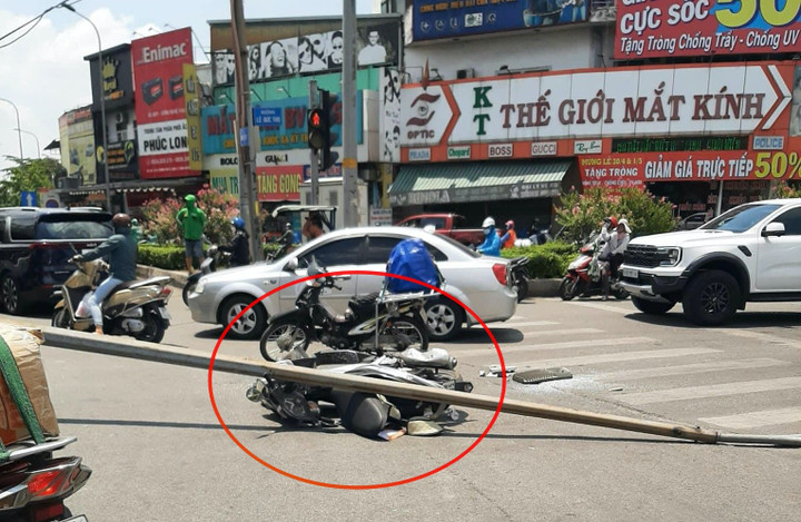 Hiện trường trụ đèn chiếu sáng đè lên cô gái và xe máy khiến nạn nhân bị thương phải nhập viện cấp cứu.