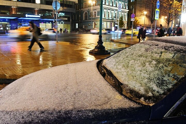 Tuyết rơi ở Moskva, Nga, tối 6/5. (Ảnh: Oreanda)