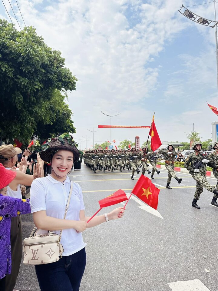 Sau khi hoàn thành nhiệm vụ mở màn cho chương trình nghệ thuật "Điện Biên Phủ - Mốc vàng lịch sử", Dương Hoàng Yến phấn khởi theo dõi lễ diễu binh, diễu hành.