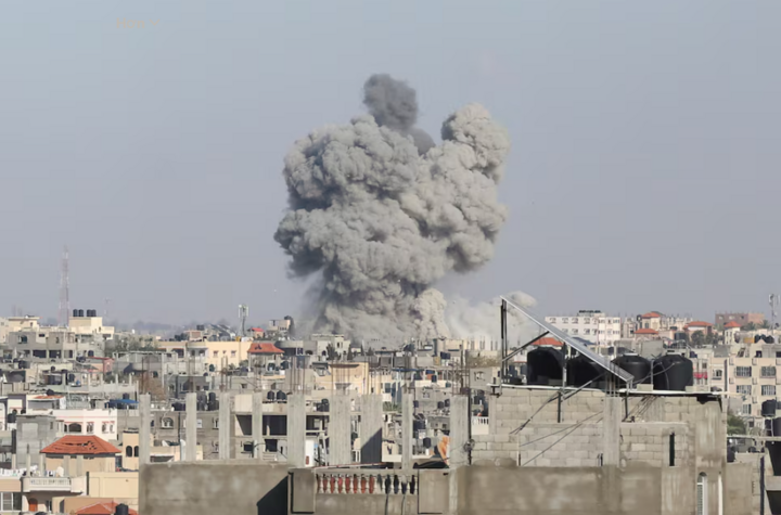 Khói bốc lên sau các cuộc tấn công của Israel tại Rafah ở phía nam Dải Gaza, ngày 6/5. (Ảnh: Reuters)