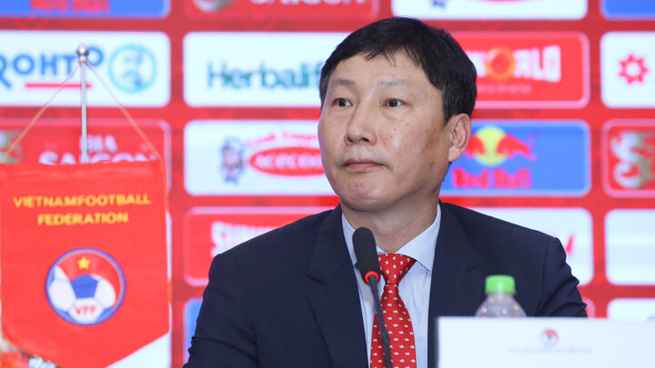 Huấn luyện viên Kim Sang-sik dẫn dắt đội tuyển Việt Nam. (Ảnh: VFF)