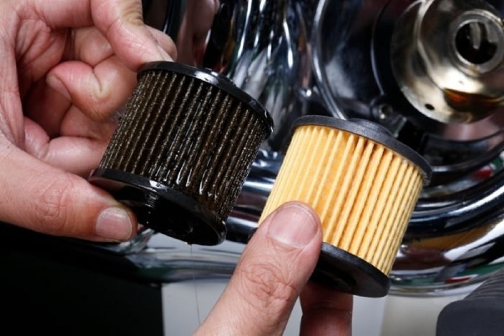 Thay cốc lọc dầu ô tô là một trong những công việc bảo dưỡng định kỳ quan trọng, nhằm đảm bảo sự hoạt động tốt của động cơ ô tô. (Ảnh minh họa).