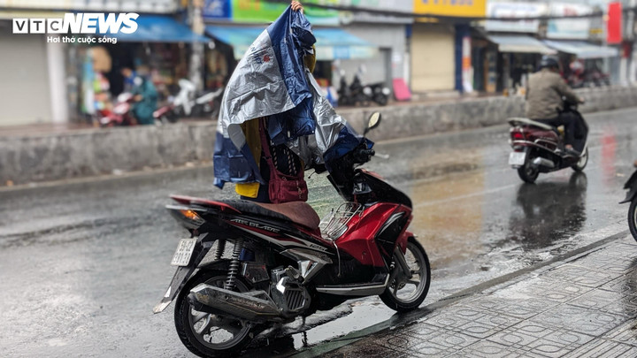 Đài Khí tượng Thủy văn Nam Bộ dự báo trong 3 giờ tới mây dông tiếp tục phát triển và gây mưa lớn cục bộ trên ở TP.HCM.