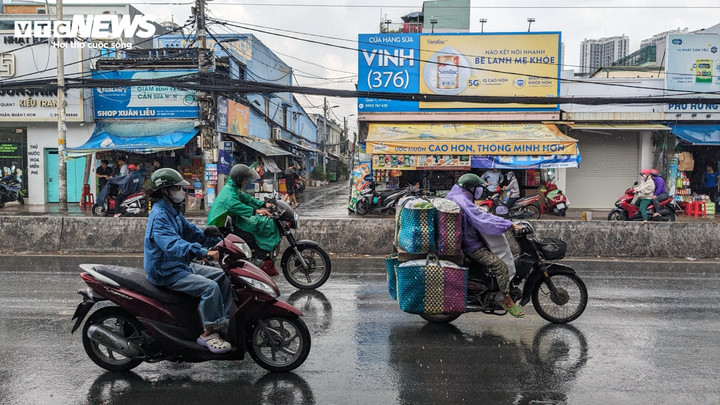 Trưa 7/5, mưa lớn xuất hiện tại nhiều quận, huyện ở TP.HCM.
