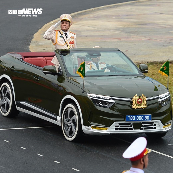 Được biết, đây là các mẫu xe VF 8 đến từ nhà sản xuất ô tô VinFast của Việt Nam, được cải tiến với thiết kế mui trần. Mẫu xe đặc biệt này là thành quả sau 288 giờ làm việc của hơn 100 kỹ sư, kỹ thuật viên VinFast, cùng sự phối hợp của các cơ quan chức năng Bộ Quốc phòng và Bộ Công an. (Ảnh: Đắc Huy)