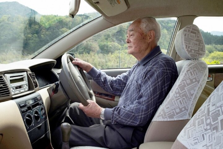 Người cao tuổi nên hạn chế lái xe và không nên lái xe vào ban đêm. (Ảnh minh hoạ).