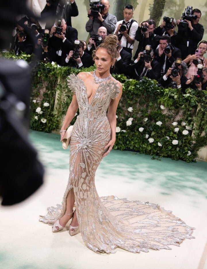 Thiết kế của host Jennifer Lopez có phom dáng cổ điển, gây ấn tượng bởi chi tiết đính kết công phu, che chắn vùng nhạy cảm một cách khéo léo. Để hoàn thành outfit này, nhóm thợ lành nghề của Schiaparelli phải tốn hàng nghìn giờ đính đá thủ công. Bộ trang sức của Tiffany & Co. giúp nâng tầm cho tổng thể. Ảnh: WWD.