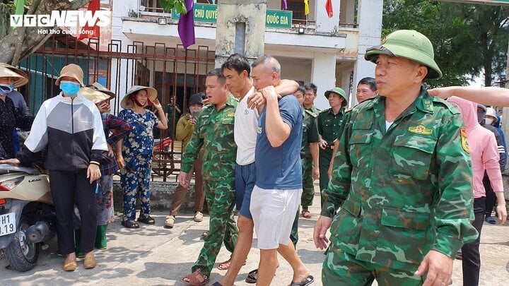Người thân và lực lượng chức năng đang đưa ngư dân Nguyễn Ngọc Hà đến cơ sở y tế chăm sóc, điều trị. (Ảnh: BT)