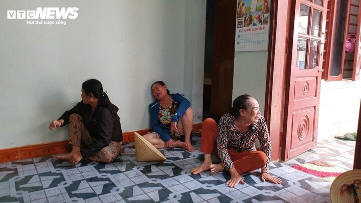 Những người vợ, người mẹ, người con của ngư dân Quảng Bình đang mất tích trên biển khóc ngất chờ tin người thân. (Ảnh: BT)