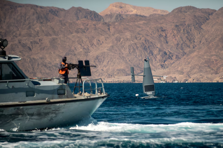 Một tàu mặt nước không người lái Saildrone Explorer di chuyển theo tàu tuần tra của Hải quân Hoàng gia Jordan, tiến hành huấn luyện chống đánh bắt trái phép trong cuộc tập trận hàng hải quốc tế Cutlass Express 2022. (Ảnh: Reuters)