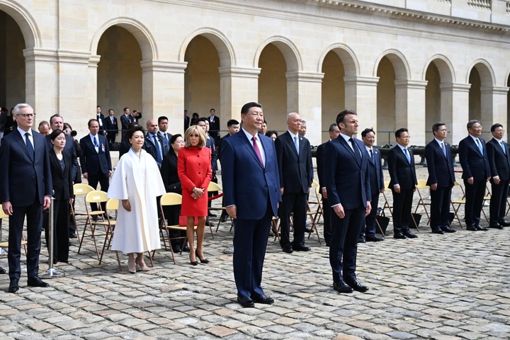Chủ tịch Trung Quốc Tập Cận Bình và Tổng thống Pháp Emmanuel Macron theo dõi cuộc tuần hành ở Paris trong chuyến thăm của ông Tập ngày 6/5. (Ảnh: Tân Hoa Xã)