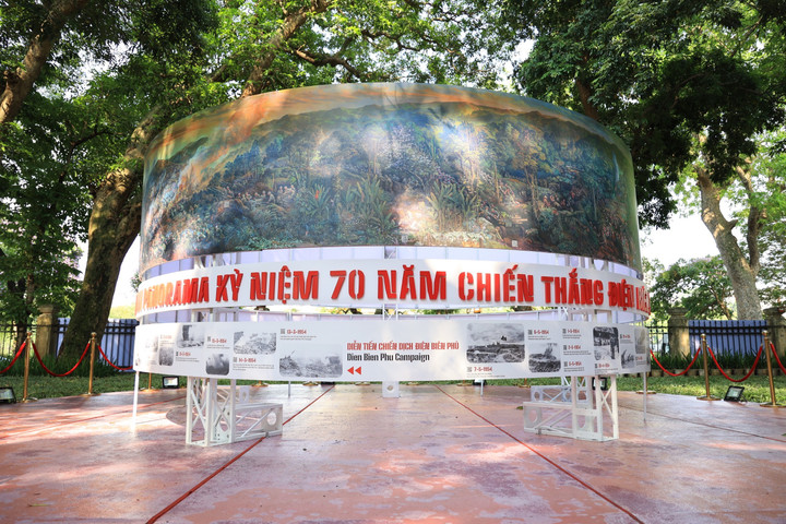 Bức tranh panorama bao quanh hình tròn đường kính 5,5m; chiều cao hơn 3m.