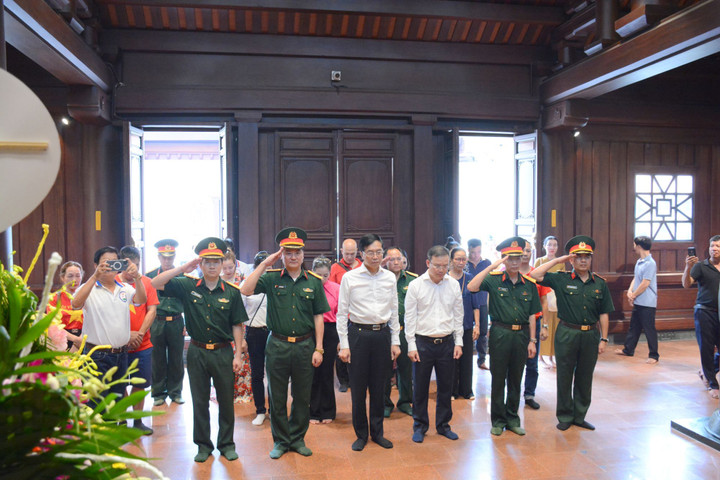 Đoàn công tác dâng hương tại Đền thờ các anh hùng, liệt sĩ Điện Biên.