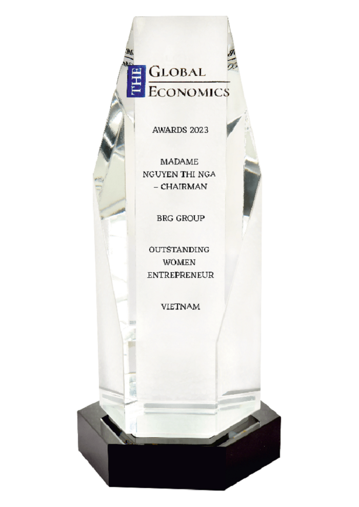 Cúp danh hiệu “Nữ Doanh nhân tiêu biểu 2023” trao tặng cho Chủ tịch Tập đoàn BRG Nguyễn Thị Nga.