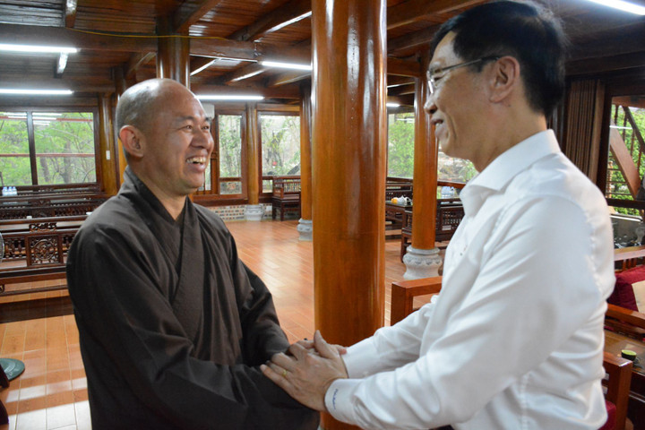 Ông Trần Quang Dũng thăm, chúc mừng Thượng tọa Thích Đức Thiện.