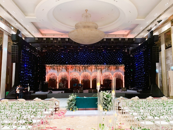 Khu vực sân khấu nơi tổ chức tiệc cưới của cô dâu và chú rể.