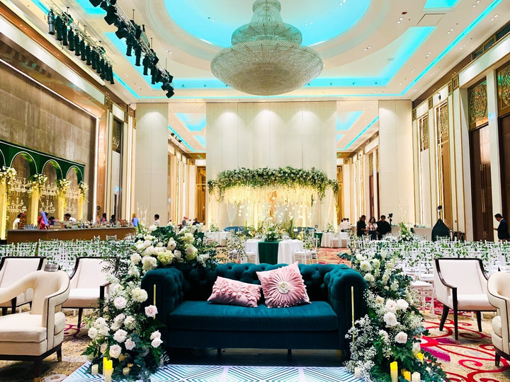 Không gian đại sảnh Grand Ballroom nơi tổ chức nghi lễ Sangeet của cô dâu và chú rể.