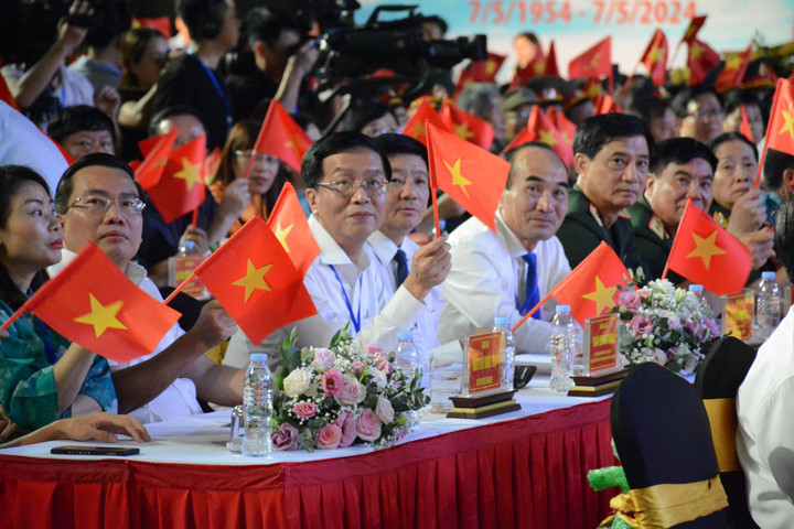 Ông Trần Quang Dũng tham dự chương trình cầu truyền hình trực tiếp “Dưới là cờ Quyết thắng” tại điểm cầu Điện Biên.