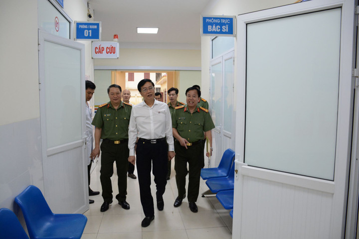 Ông Trần Quang Dũng thăm Bệnh viện 7/5.