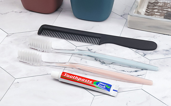 Bôi một ít kem đánh răng lên lược có tác dụng gì? (Ảnh: Amazon)