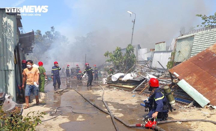 Lực lượng Cảnh sát Phòng cháy chữa cháy và Cứu nạn cứu hộ Công an TP Đà Nẵng nỗ lực khống chế đám cháy.