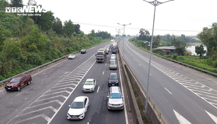 Gặp sự cố trên cao tốc, tài xê phải bật đèn báo hiệu và cố gắng đưa xe vào làn khẩn cấp.