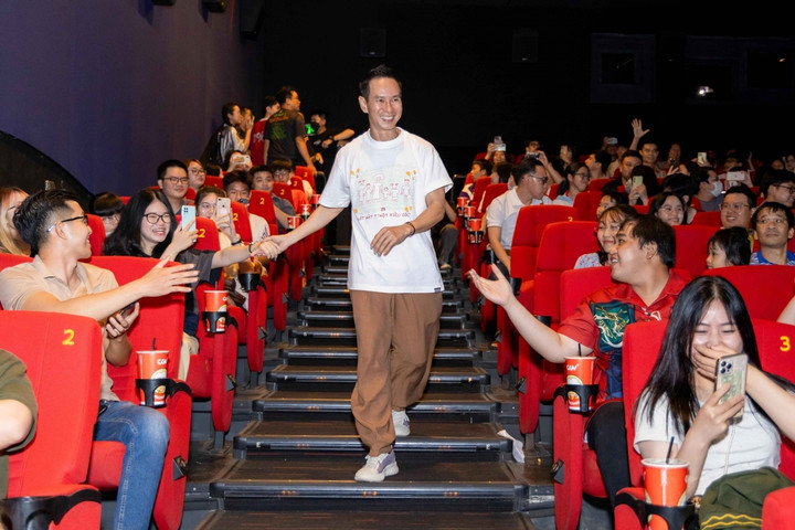 Lý Hải và đoàn phim "Lật mặt 7" được chào đón khi đi cinetour.