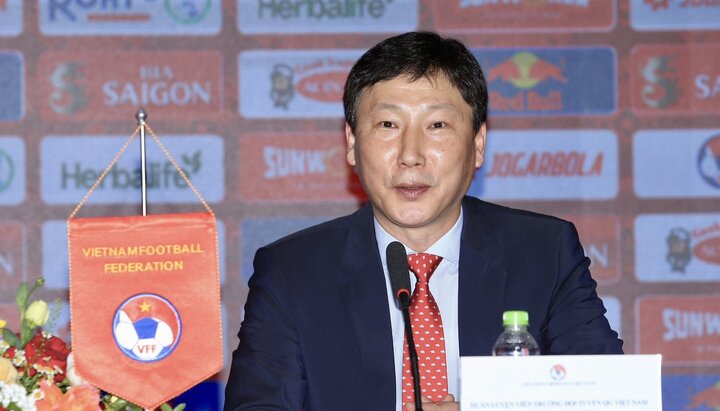 HLV Kim Sang-sik phải hồi sinh bóng đá Việt Nam.