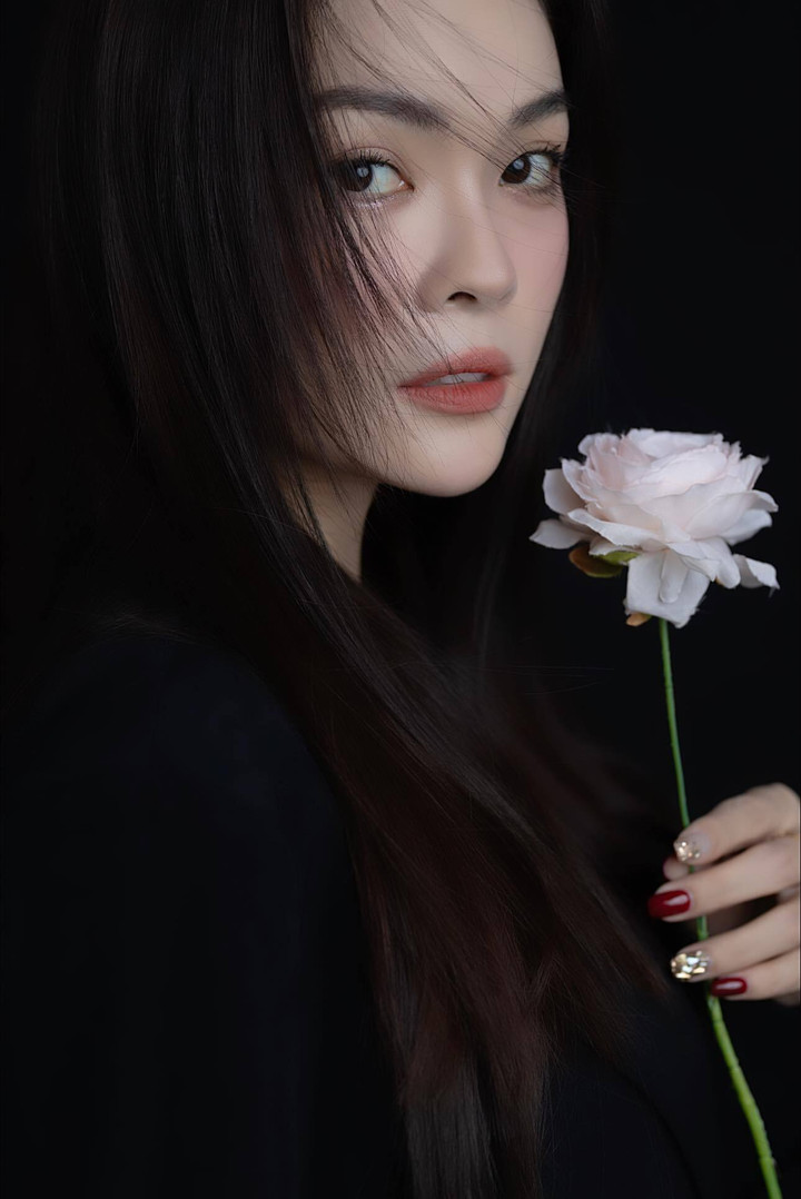 "Lúc đó tôi suy sụp lắm, cảm giác như mình lọt xuống hố sâu", Dương Cẩm Lynh chia sẻ.