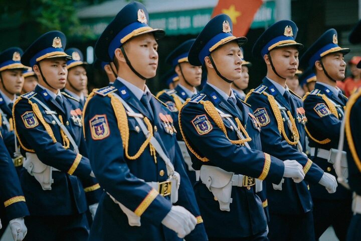 Phạm Văn Đồng thuộc khối cảnh sát biển diễu binh ngày 7/5. (Ảnh: NVCC)