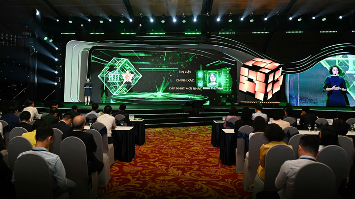 Bà Đinh Thị Thái - Phó Tổng Giám đốc phụ trách Khối quản lý rủi ro trình bày bài tham luận của Vietcombank trong sự kiện.