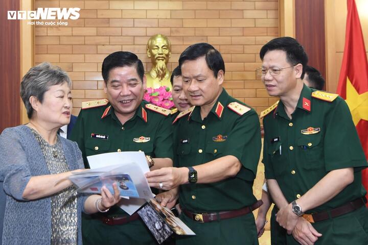 Bà Trần Tri Tiến (phải), con gái tướng Trần Canh trong đoàn thân nhân các cựu cố vấn Trung Quốc xúc động nhắc lại kỷ niệm về cha anh khi được cử sang giúp đỡ Việt Nam.