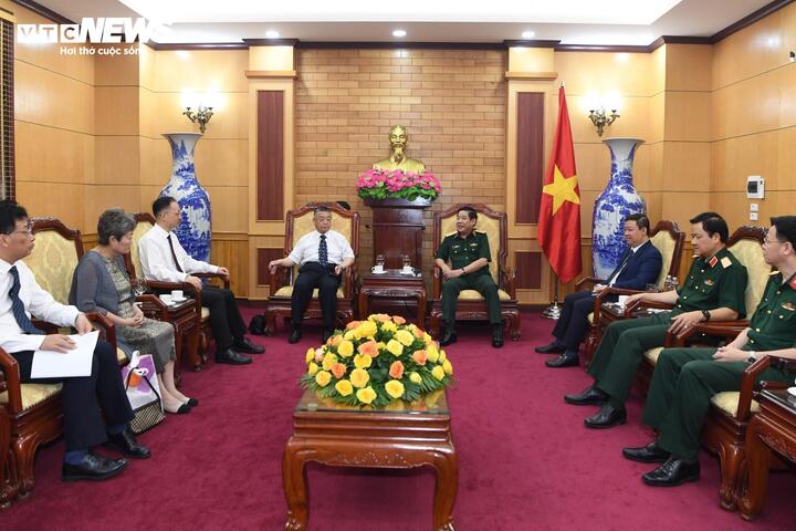 Đại diện Bộ Quốc phòng tiếp xã giao đoàn gia đình cựu cố vấn, chuyên gia Trung Quốc thăm Việt Nam ngày 9/5.