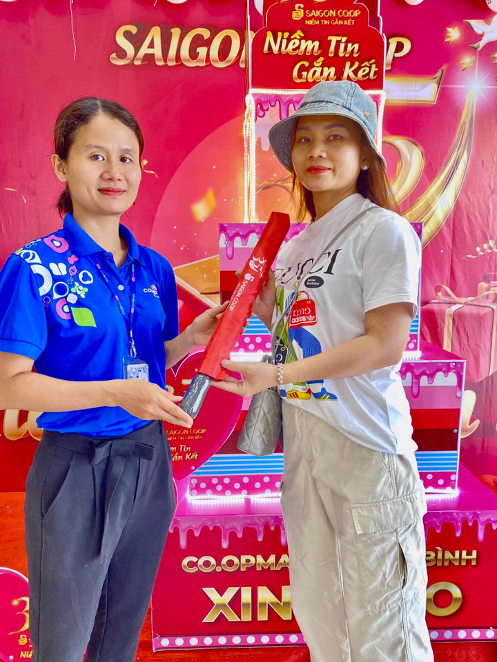 Co.opmart khu vực miền Trung tặng khách hàng dù cầm tay.