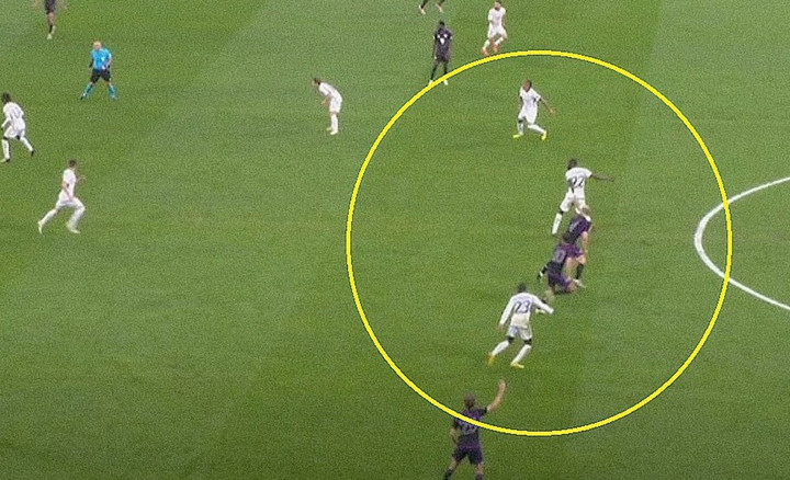 Quyết định nhạy cảm của trọng tài khiến Bayern mất bàn thắng ở phút cuối trận.