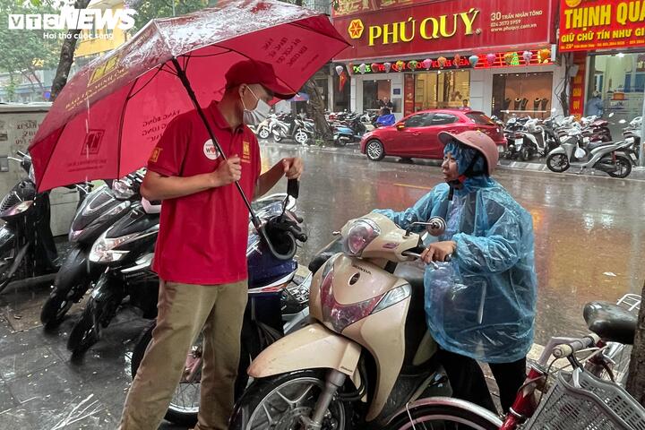 Nhiều người đội mưa đến mua vàng miếng SJC, nhưng được thông báo cửa hàng đã tạm ngưng bán đành thất vọng ra về.