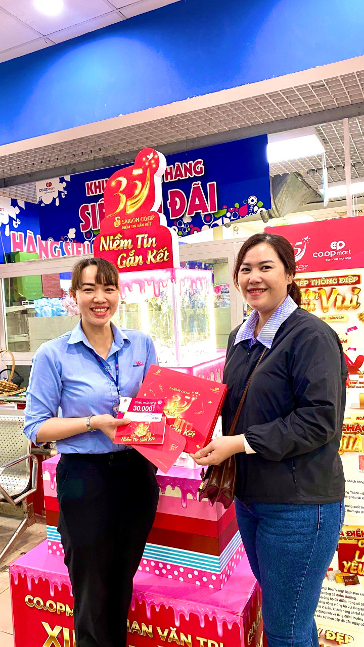 Khách hàng được tặng bộ quà tặng phiên bản đặc biệt 35 năm Saigon Co.op.
