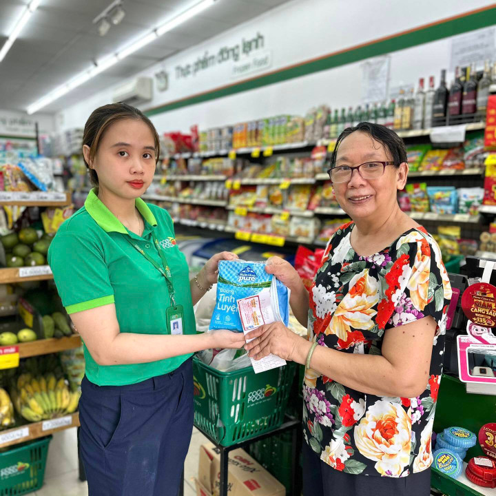 Khách hàng nhận quà từ CT Ghép thông điệp - Nhận quà vui.