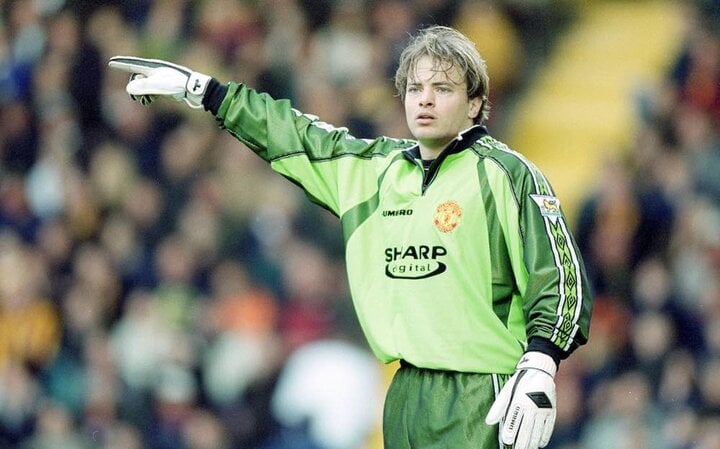 Mark Bosnich từng bắt cho Man Utd.