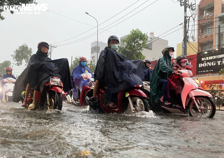 Tuyến đường ở TP.HCM cứ mưa to là ngập.