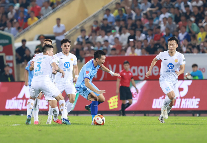 Tiến Linh hét lớn sau pha va chạm với cầu thủ đội bạn