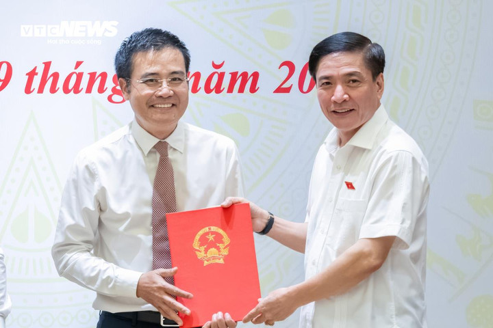 Chủ nhiệm Văn phòng Quốc hội Bùi Văn Cường trao quyết định cho tân Phó Tổng Biên tập Báo Đại biểu Nhân dân Nguyễn Sỹ Hào.