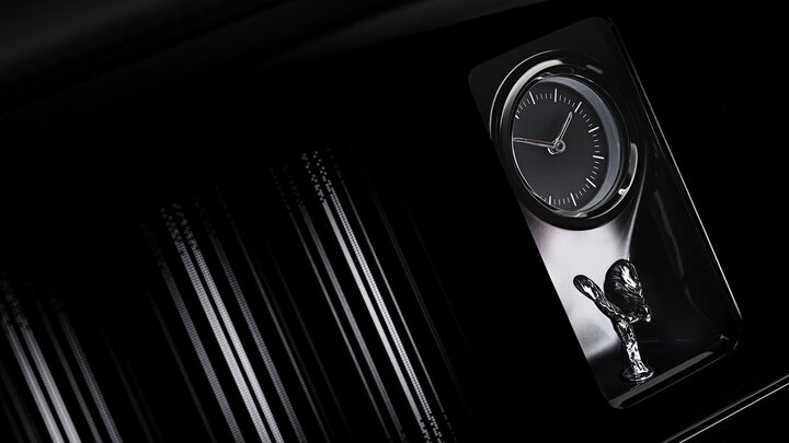 Cụm đồng hồ mới và biểu tượng Spirit Of Ecstasy bên trong Rolls-Royce Cullinan Series II.