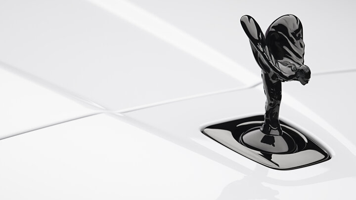 Biểu tượng Spirit Of Ecstasy màu đen trên Rolls-Royce Cullinan Black Badge Series II.