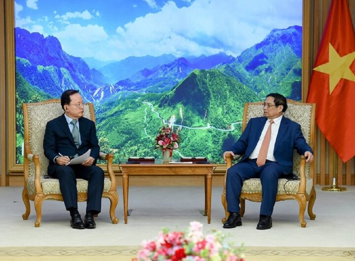 Thủ tướng mong muốn Samsung tiếp tục hỗ trợ Việt Nam nâng cao năng lực doanh nghiệp để có thể tham gia có hiệu quả hơn chuỗi cung ứng của tập đoàn. (Ảnh: VGP/Nhật Bắc)