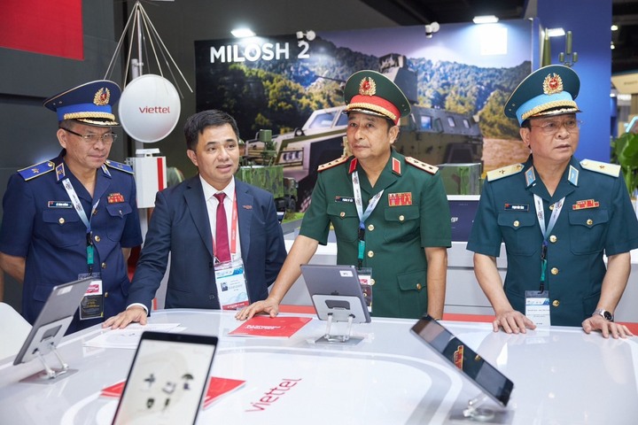 Đoàn đại biểu Bộ Quốc phòng Việt Nam dự Triển lãm và tham quan gian hàng trưng bày của Viettel.